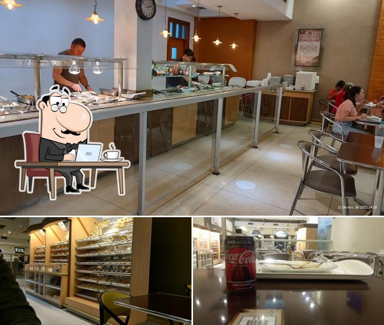Sente em uma das mesas no Cucina Francesco