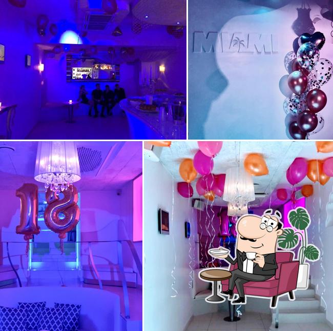 Gli interni di Miami Barroom