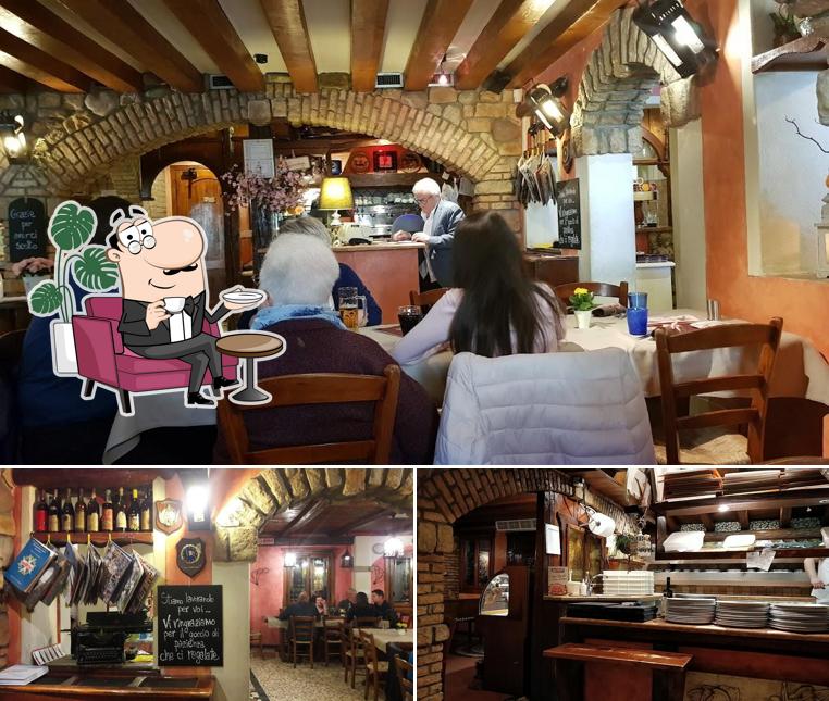 Dai un'occhiata agli interni di La Taverna