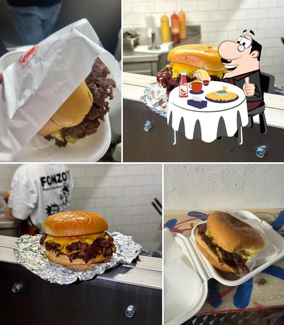 Ordina un hamburger a FONZO'S NYC