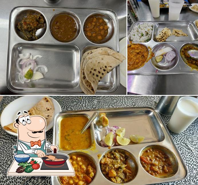 Chicken curry at Rajwadi k bhojnalay