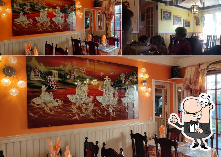 Installez-vous à l'une des tables de Chez Tang