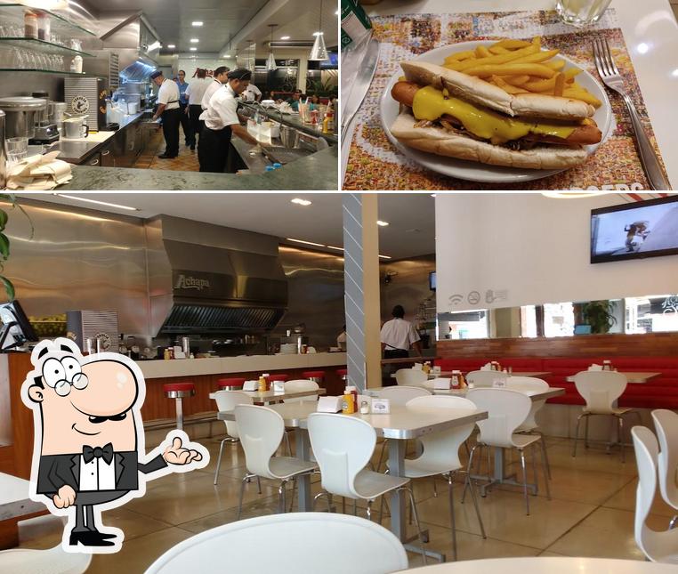 A foto da interior e cidadãos no Achapa Hamburgers e Delivery - Aclimação