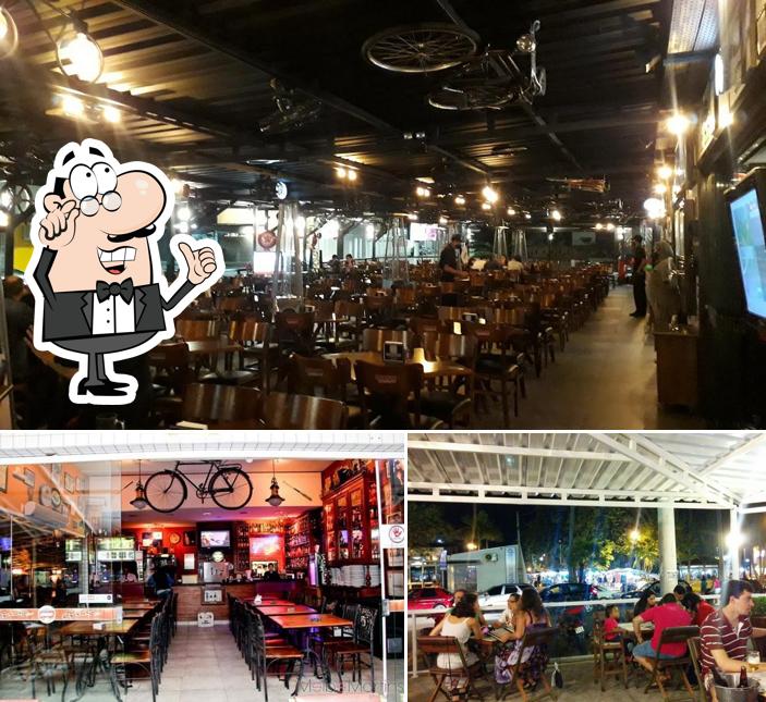 O interior do Garage Bar Steakhouse