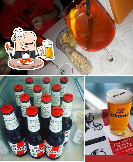 Puoi ordinare un rinfrescante bicchiere di birra chiara o scura