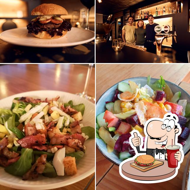 Ordina un hamburger a Bistro Riffraff