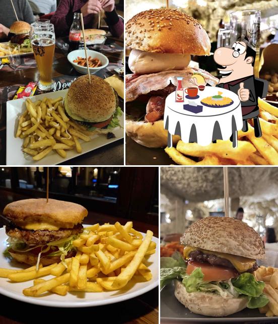 Ordina un hamburger a La Caverna Del Mastro Birraio