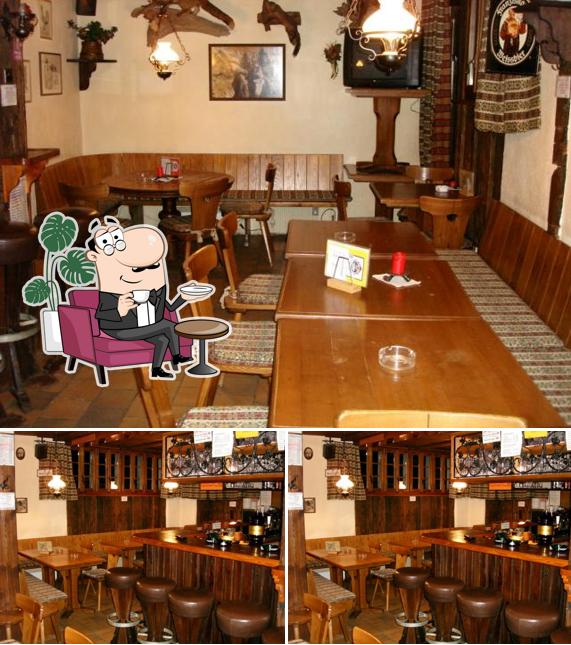 Siediti a un tavolo di z'alt Hischi Bar-Pub-Restaurant