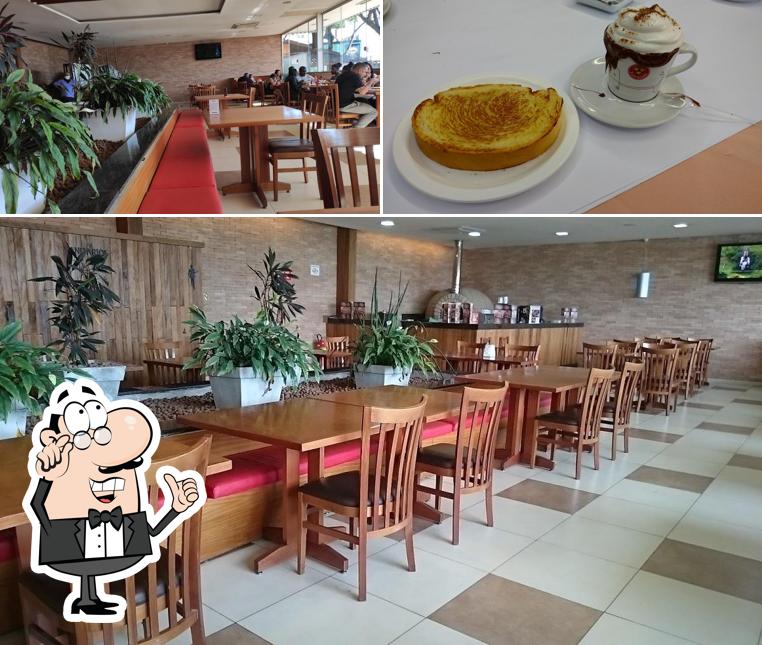 Sente em uma das mesas no Restaurante Rede Frango Assado - Roseira