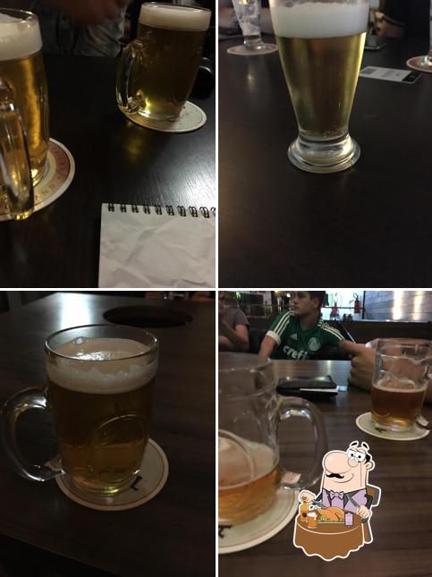 Desfute uma tulipa de cerveja leve ou escura