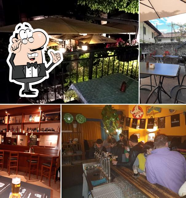Siediti a un tavolo di Tilly's Pub