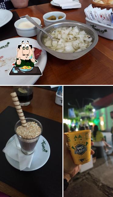 A comida e exterior do restaurante