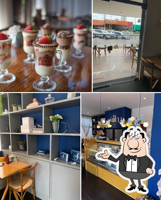 Sente em uma das mesas no Fábula Doces Finos