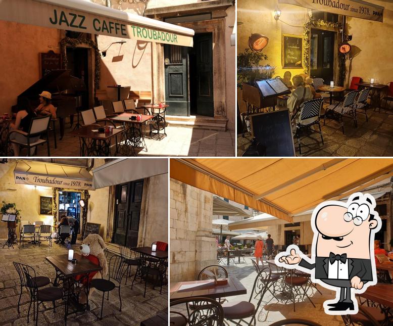 Dai un'occhiata agli interni di Troubadour Jazz Brasserie
