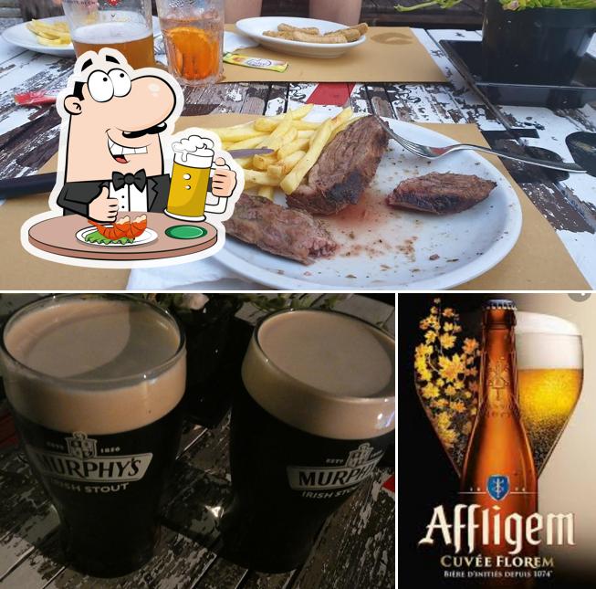 Puoi ordinare un rinfrescante bicchiere di birra chiara o scura