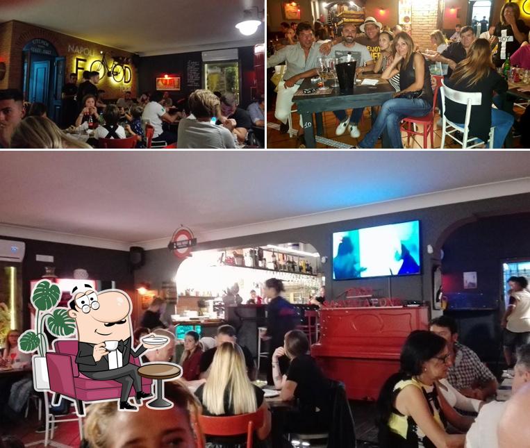 Dai un'occhiata agli interni di Vico Sarchiapone, Pub Pizzeria Varcaturo, Napoli Food Tour, locale SKY, American Bar, Sala Biliardo