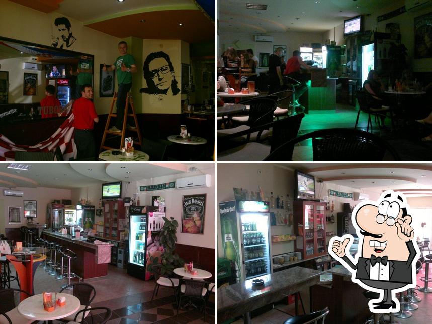 Siediti a un tavolo di Caffe bar ERIN