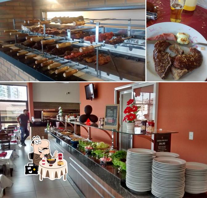 A imagem da comida e cerveja no Churrascaria Paraná