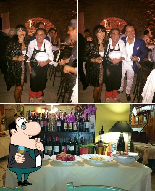 Guarda la foto che presenta la bancone da bar e vino di Da Todro