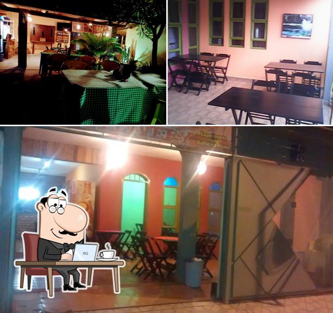 Sente em uma das mesas no Don Carlo Pizzaria, Petiscaria, Hamburgueria e Choperia