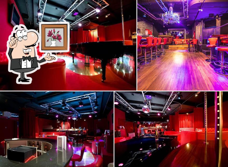 Siediti a un tavolo di Haifischbar Nightclub Cabaret