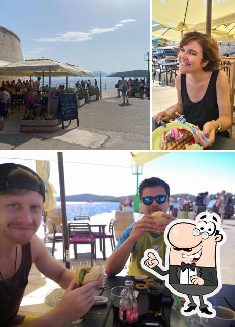 La immagine di interni e tavolo da pranzo da Bistro Pagareško