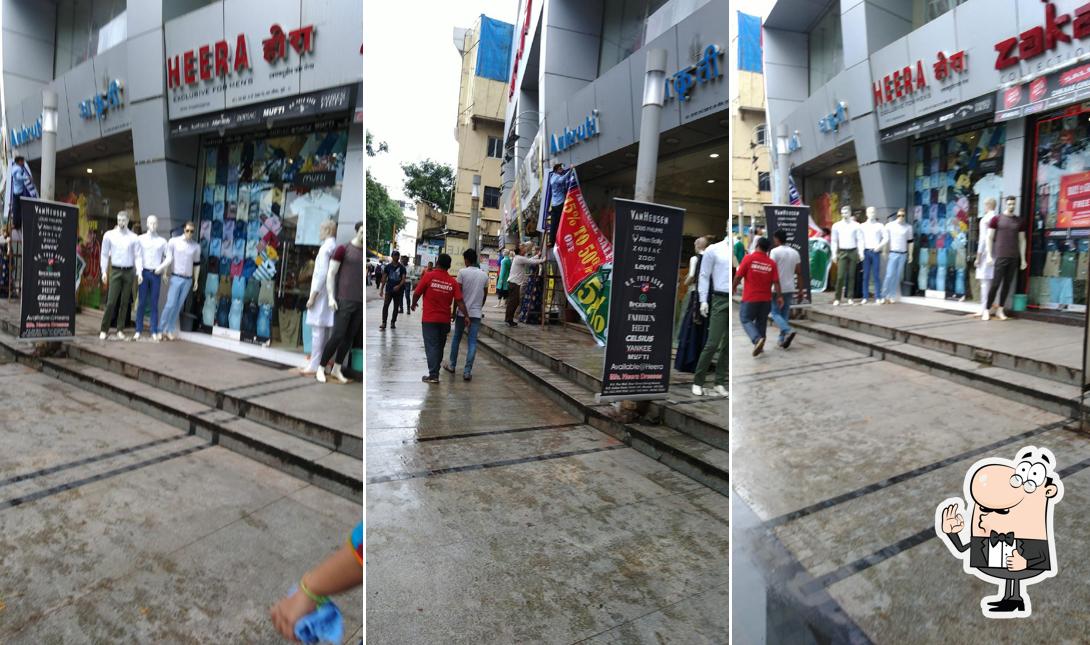 Look at this photo of Happy Hours