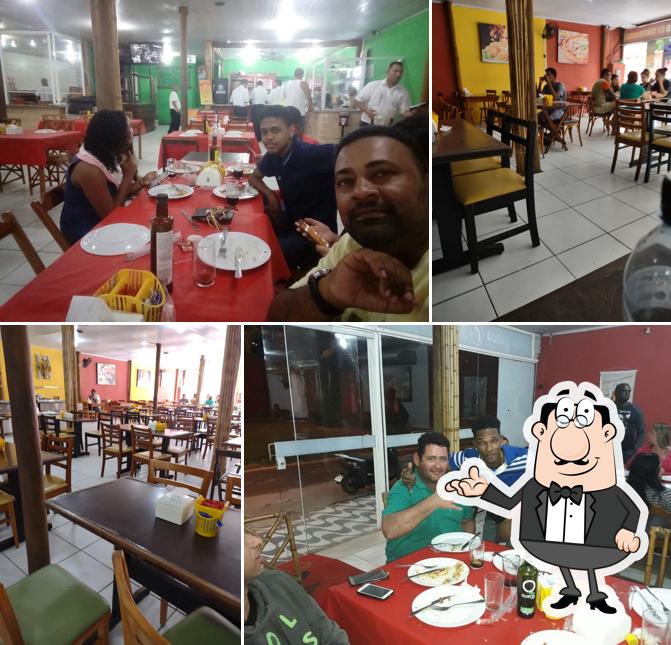 Sente em uma das mesas no Cabana da Pizza