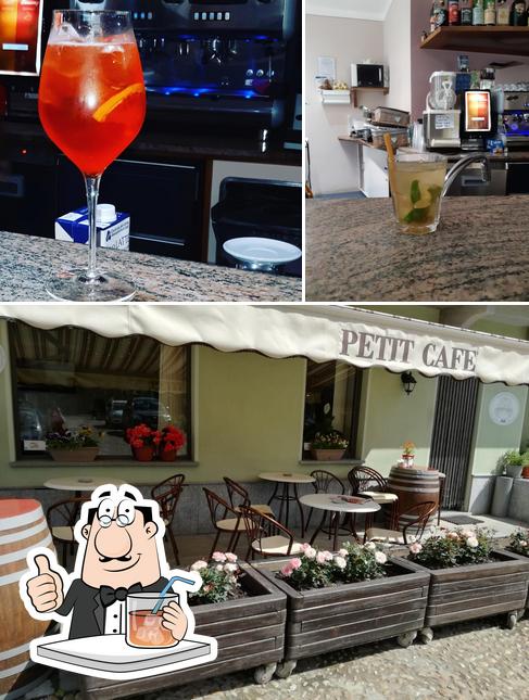 La foto di bevanda e interni da Petit Cafè