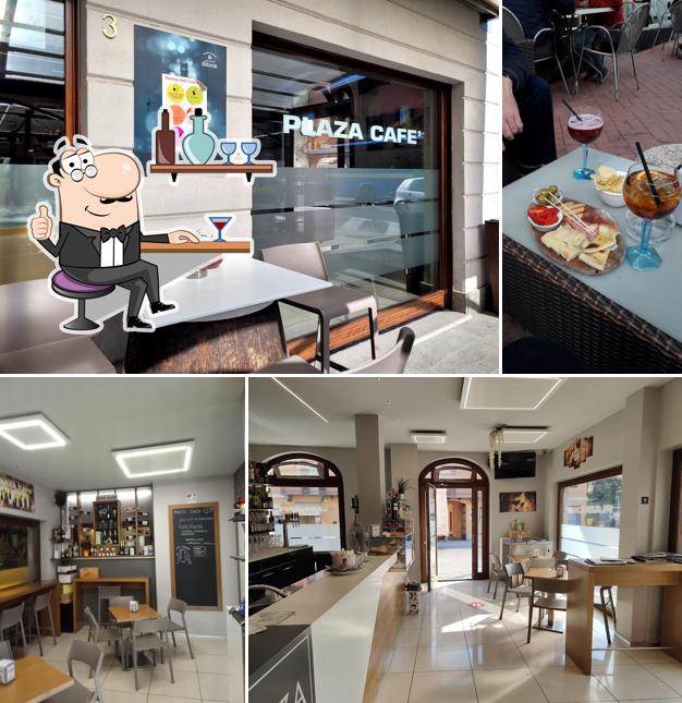 Siediti a un tavolo di Plaza Cafe