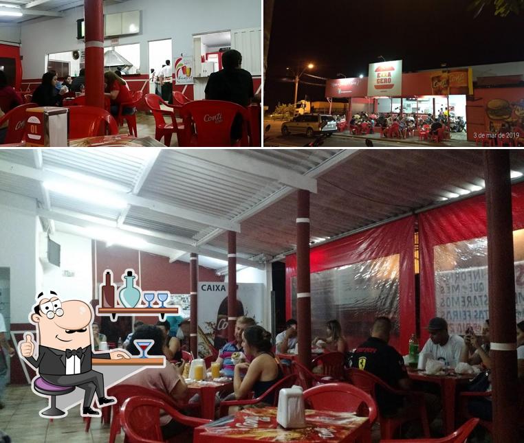 Sente em uma das mesas no Exxagero Lanches
