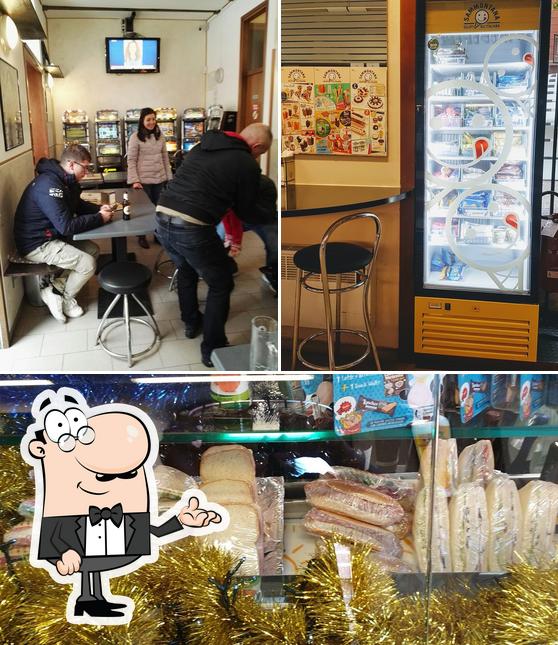 La immagine della interni e cibo di Bar Tania