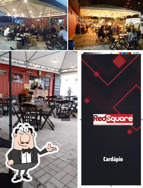 Sente em uma das mesas no Red Square Portão