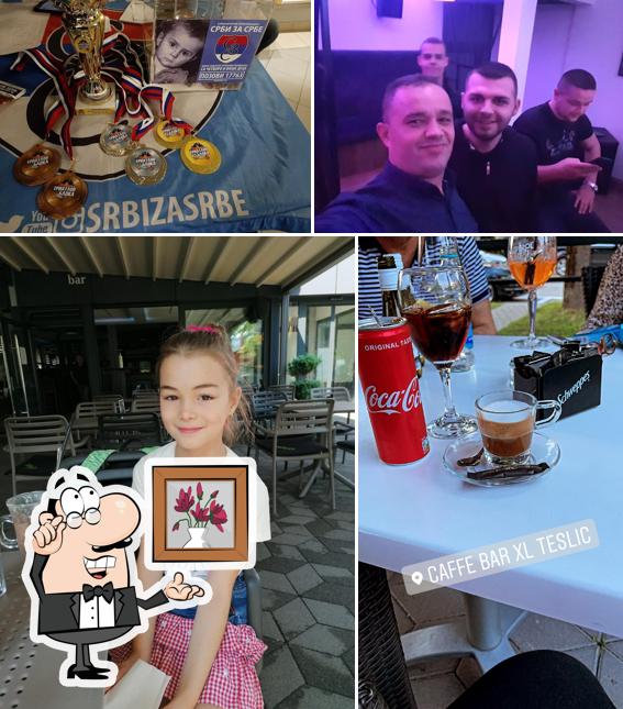 Installez-vous à l'une des tables de Caffe Bar XL