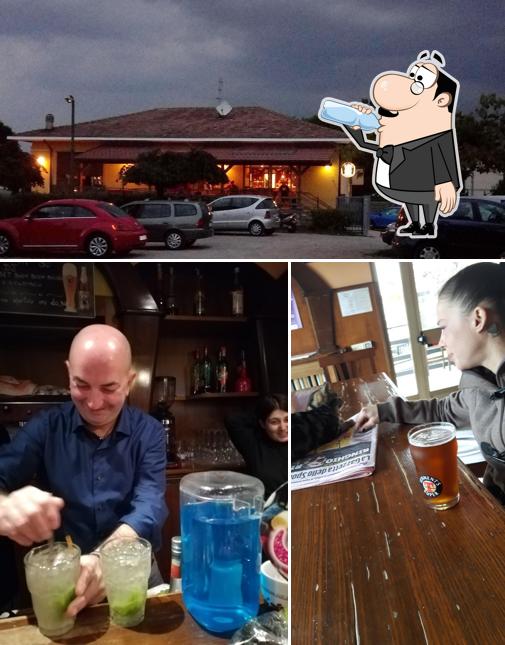 Questa è la foto che presenta la bevanda e esterno di Myth Pub