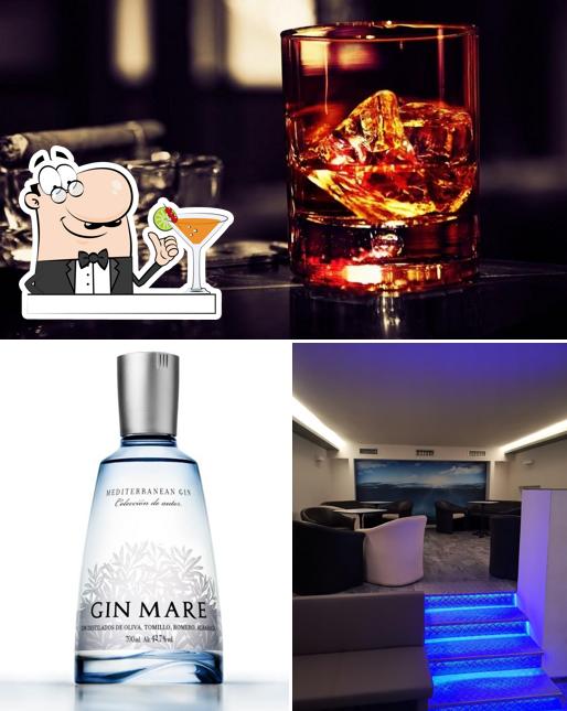 La immagine della bevanda e interni di Simple bar