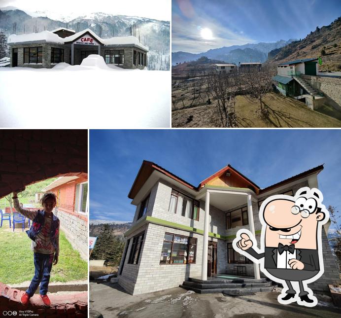 You can get some fresh air at the outside area of Cafe Chalte Chalte