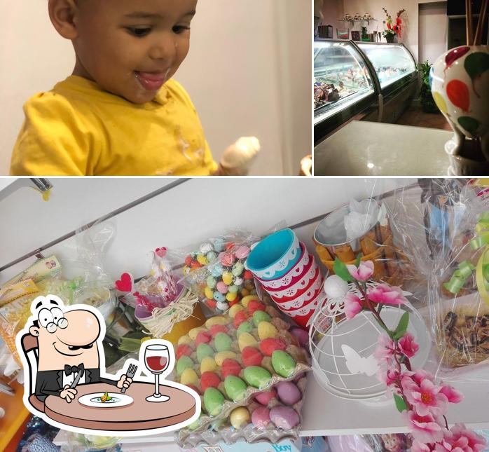 Guarda la foto che mostra la cibo e esterno di Gelateria Ice Queen