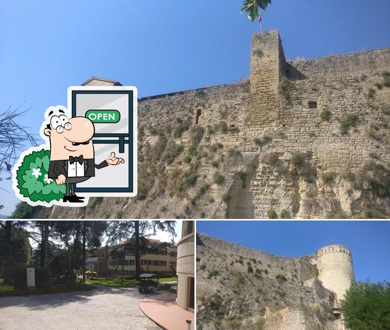 Goditi la vista dall'area esterna di Leon d'oro di Bobrova Olga