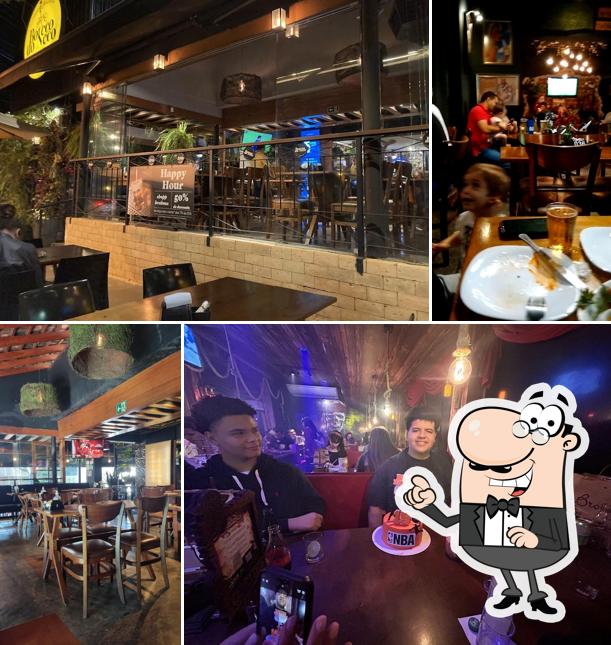 Sente em uma das mesas no Boteco do Neco