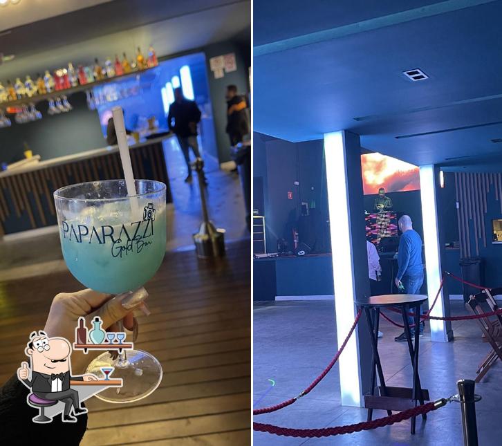 Sente em uma das mesas no Paparazzi Gold Bar