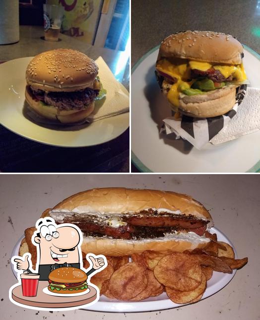 Experimente um hambúrguer no Galera's Rock Bar