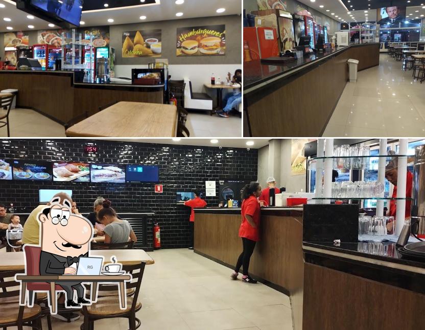 Sente em uma das mesas no Esfiha Mix Itupeva