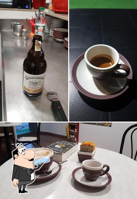 La immagine della bevanda e interni di BAR TROPICAL