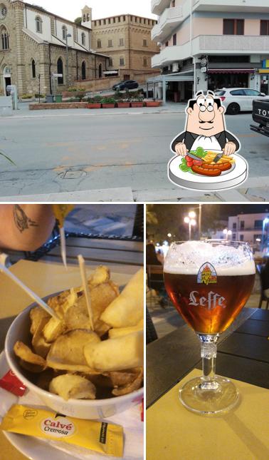 Guarda la foto che mostra la cibo e esterno di Freedom pub