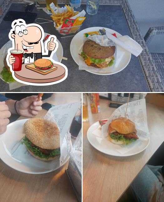 Ordina un hamburger a TARO Burger, Bistro & Bar