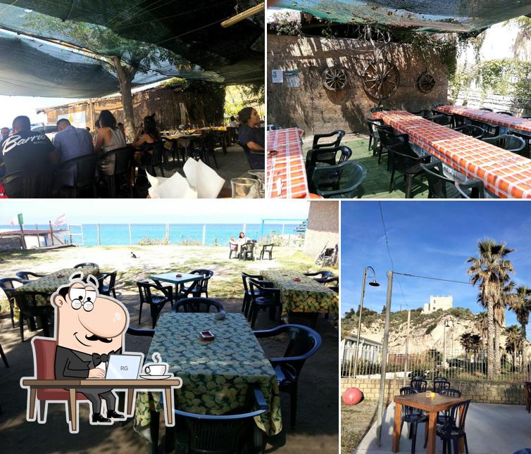 La interni e tavolo da pranzo del ristorante
