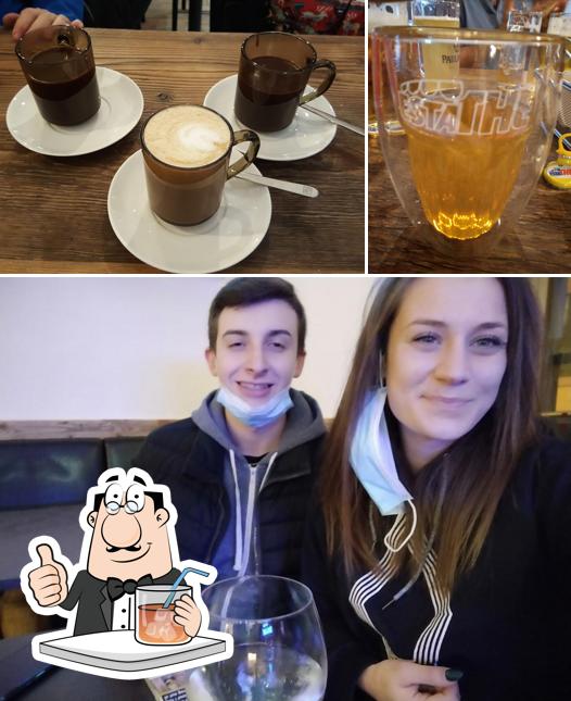 Dai un’occhiata alla foto che mostra la bevanda e cibo di Bar Ancora