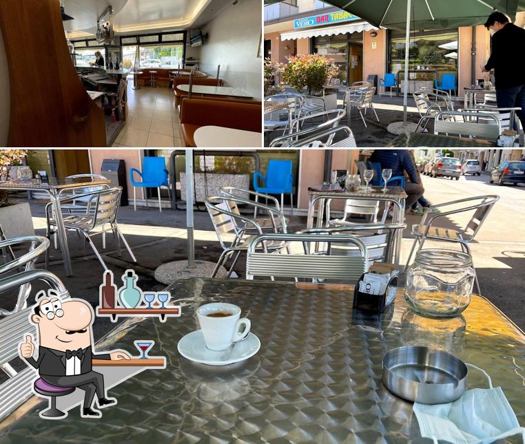 Siediti a un tavolo di Bar-Tabaccheria Fontane - Elfbar & LostMary Partner