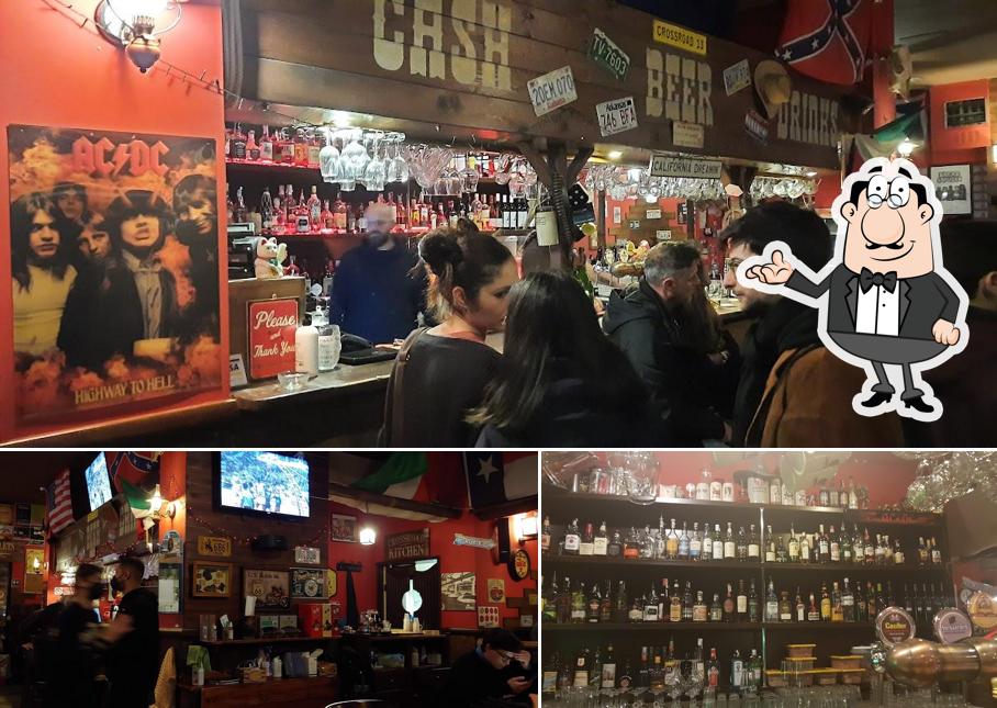 Siediti a un tavolo di Crossroad Saloon